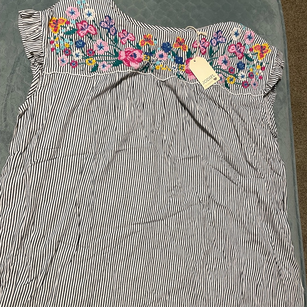 Brand new top with tags. Never worn. Size small